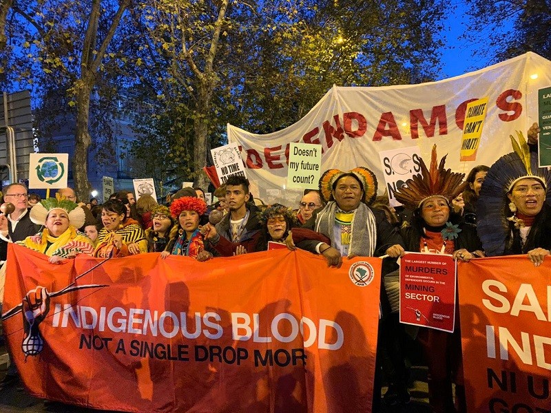 Indígenas ticos marcharon en Madrid para exigir a la COP25, apoyo en lucha contra calentamiento global