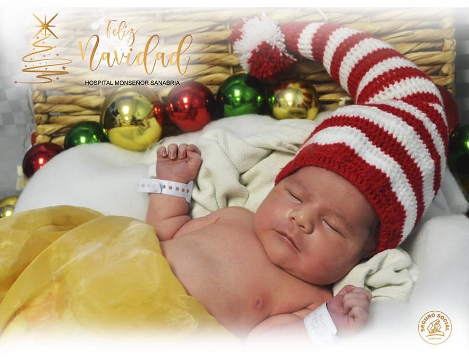 Espíritu navideño invade salas de maternidad: visten a recién nacidos con ropa festiva