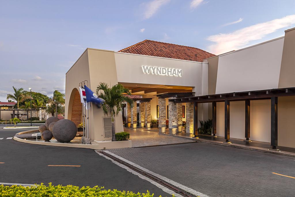Hacienda: cierre del Hotel Wyndham se debe a deuda de ¢1.847 millones