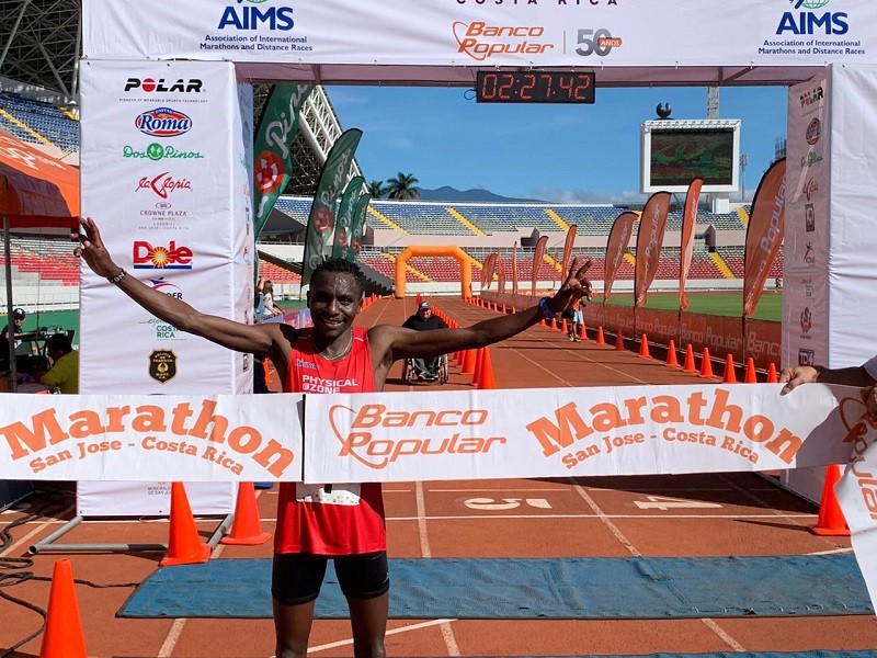 Keniano impone nueva marca regional en Maratón de San José