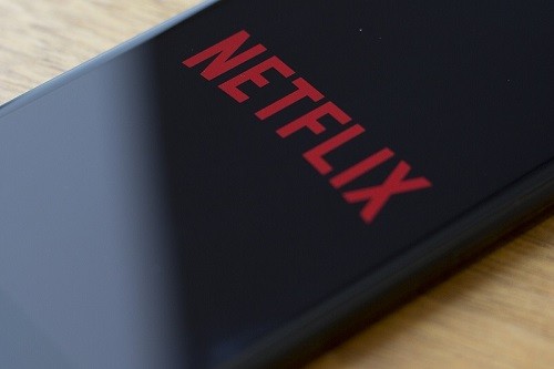 Netflix hará cobro extra a quienes compartan su cuenta con pesonas fuera de su hogar