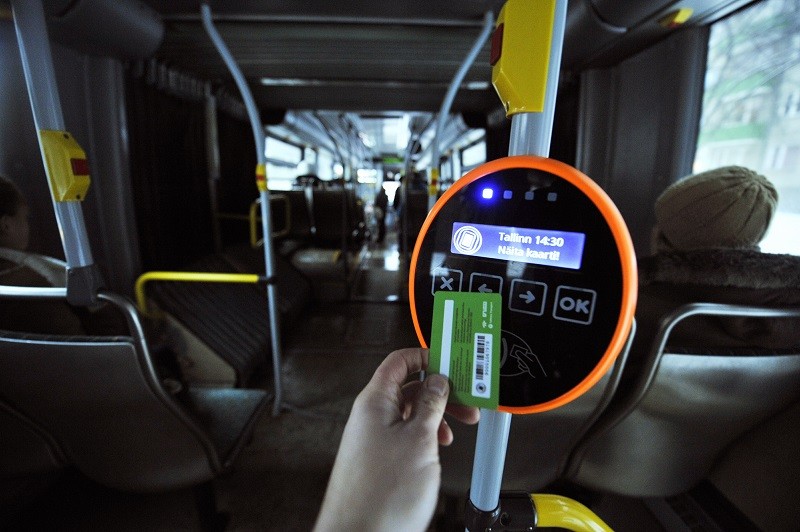 Contraloría señala al MOPT por carecer de plan para instalar pago electrónico en buses y trenes