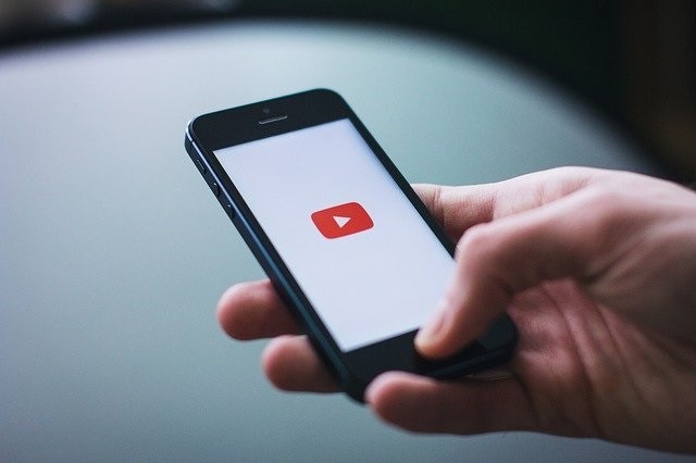 Consumo de plataformas de video como Netflix y Youtube genera importante huella carbono, según nuevo estudio