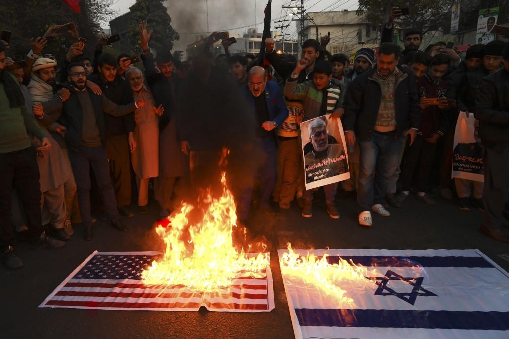Irán clama venganza tras la muerte de poderoso general en ataque de Estados Unidos en Irak