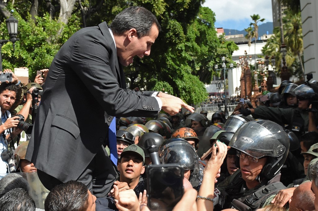 (Video) Entre empujones, Guaidó irrumpió en Palacio Legislativo para su juramentación como Presidente