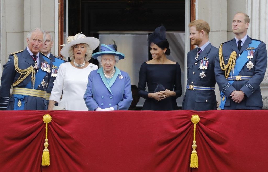 (Fotos) Abdicación, muerte, divorcios… escándalos de la familia real británica