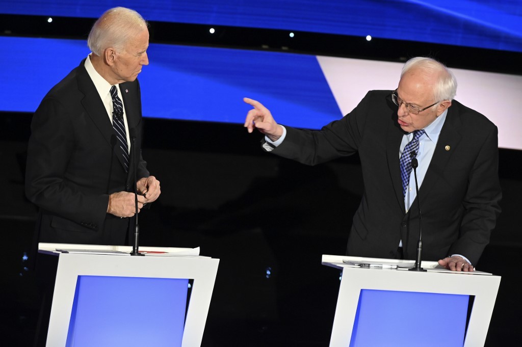 Demócratas vuelven a debatir con Biden al acecho de Sanders