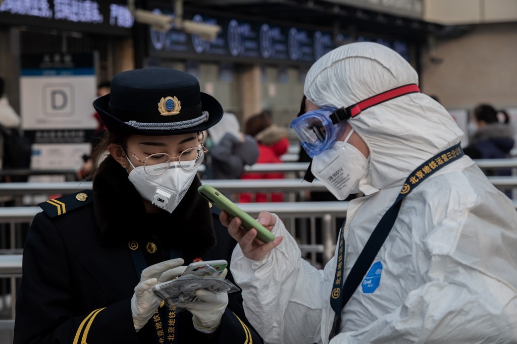 OMS eleva amenaza mundial del virus que deja primer muerto en Pekín