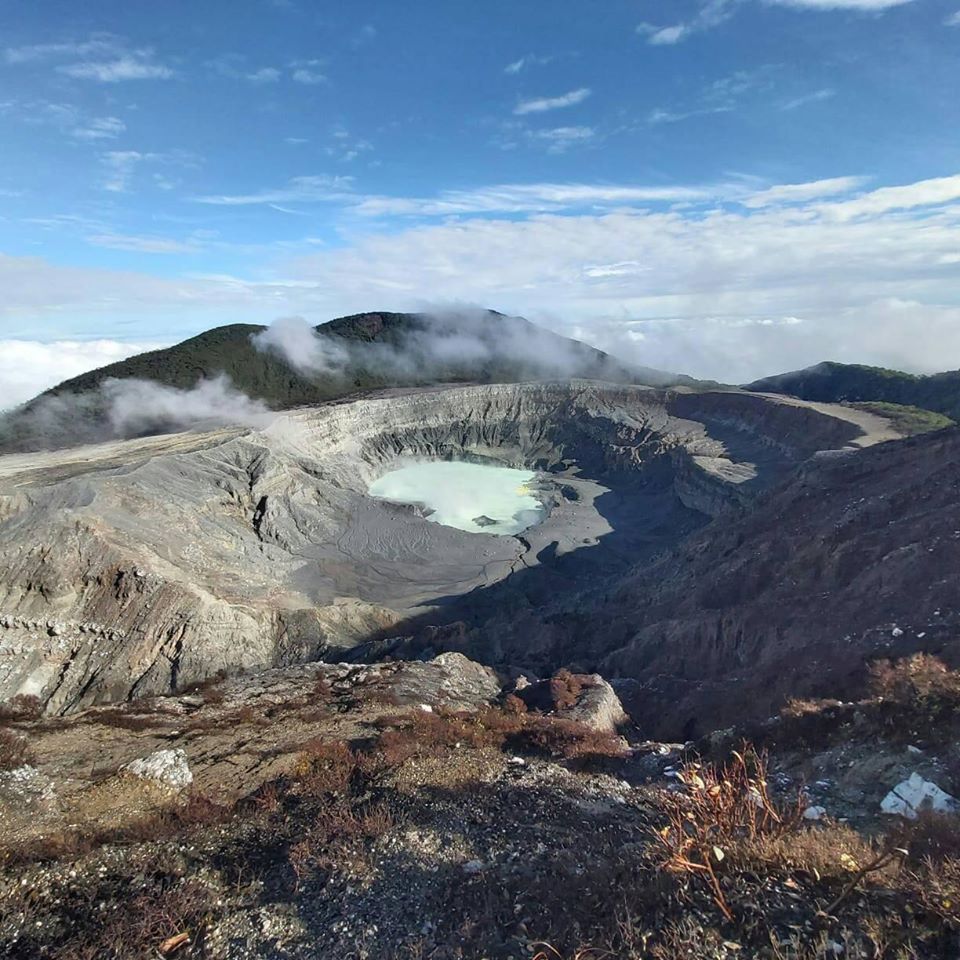 CNE toma medidas ante actividad del Volcán Poás: solamente 56 personas podrán estar en el mirador y con casco