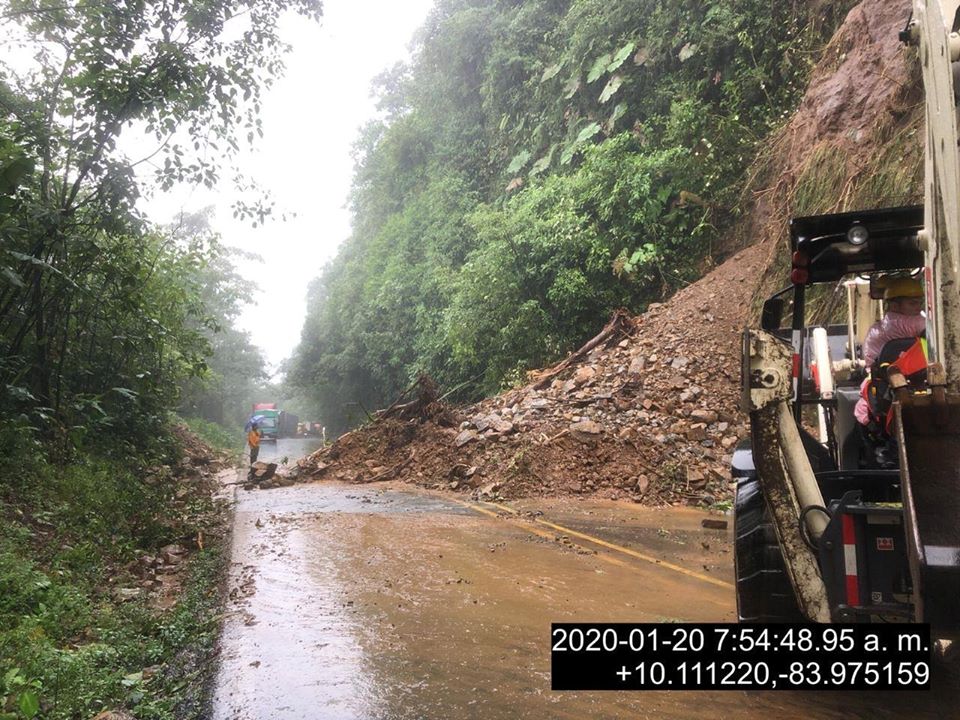 Ruta 32 continúa cerrada por derrumbe en la vía; siguen las malas condiciones climáticas en el Caribe