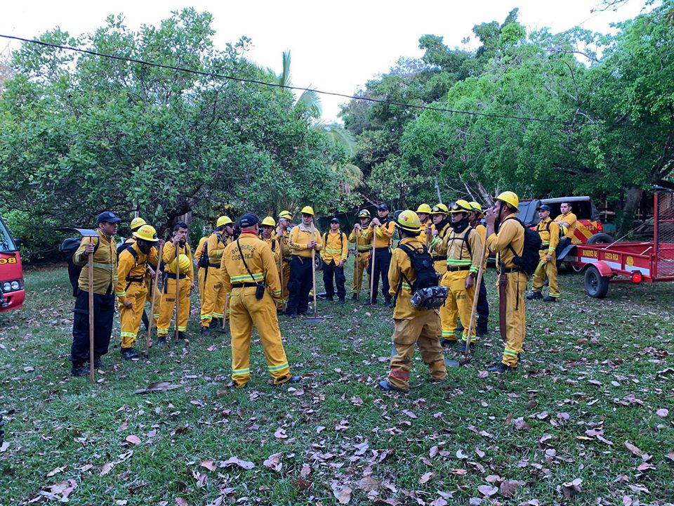 Bomberos trabajan por extinguir incendio forestal en Turrubares