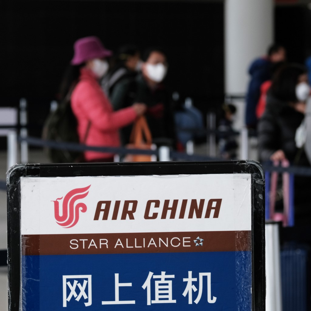 Países aumentan restricciones a viajes a China y aceleran repatriaciones