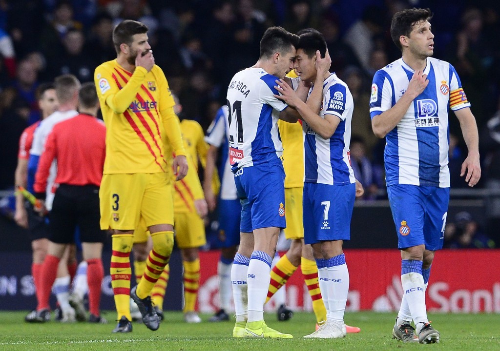 Suárez y Vidal rescatan un punto en el derbi y mantienen líder al Barcelona