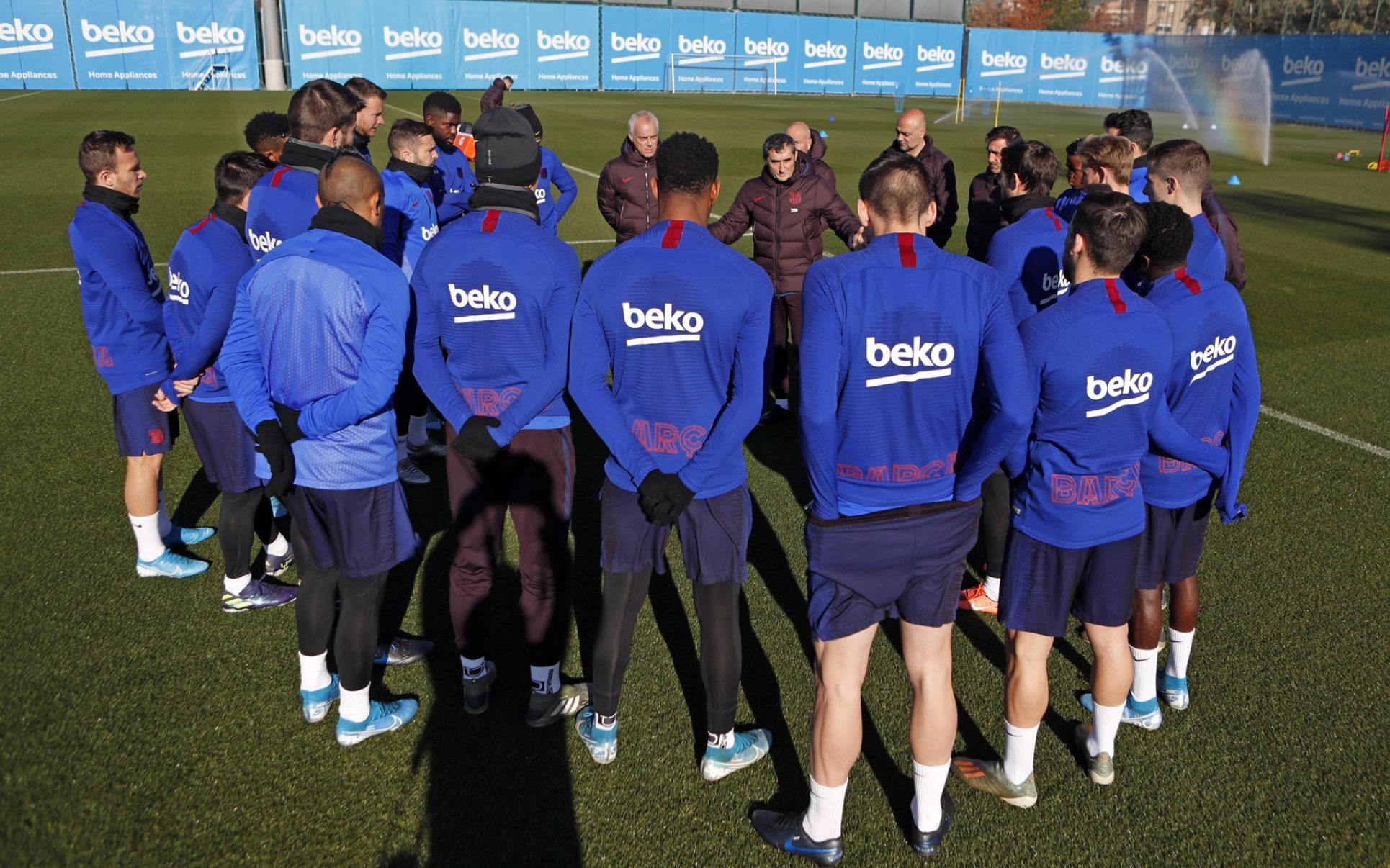 Valverde, en el centro de la tormenta, dirige el entrenamiento del Barça