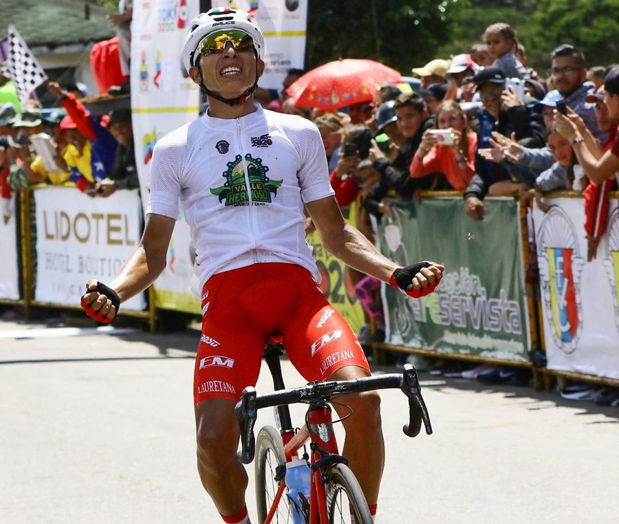 Tico Kevin Rivera subió al podio final de la Vuelta al Táchira