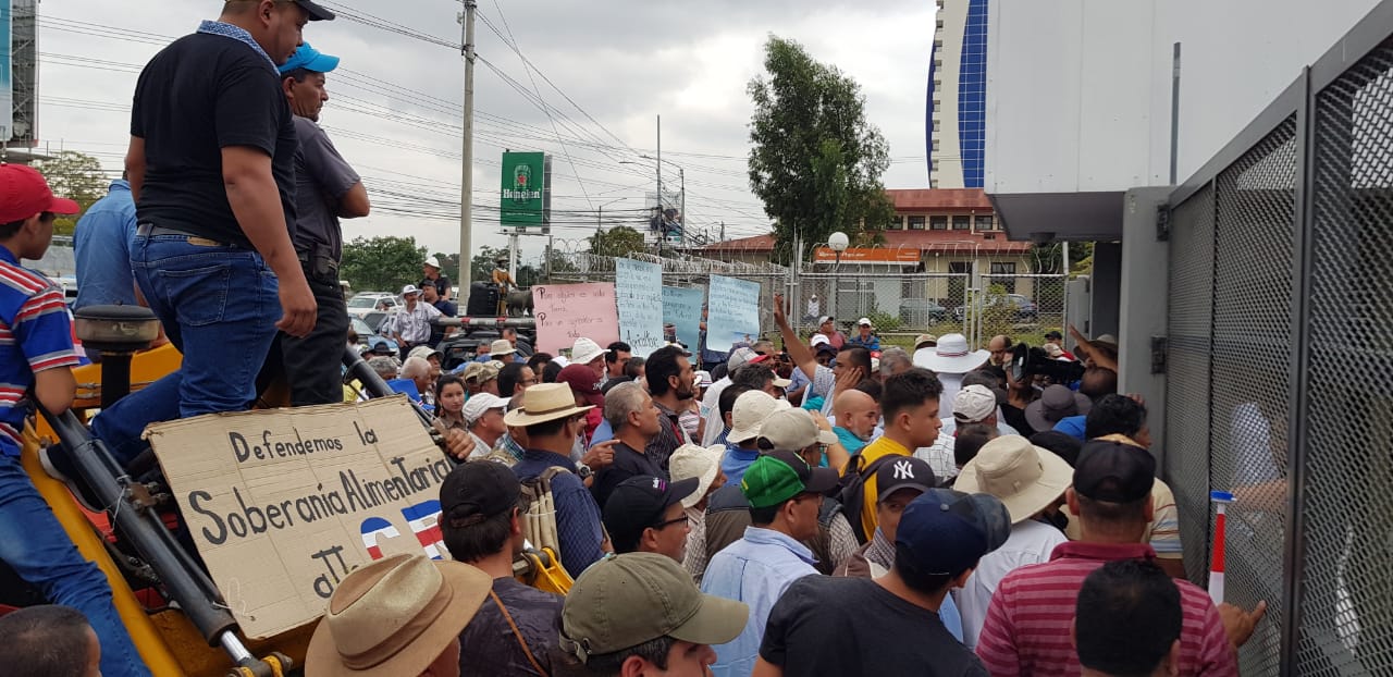 Agricultores protestan y exigen soluciones al Gobierno para hacer frente a deudas