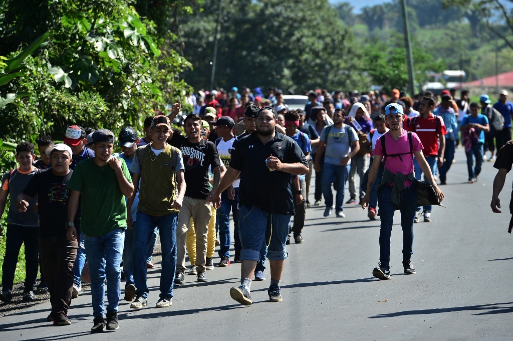Nueva caravana de migrantes hondureños cruza Guatemala con destino a EE.UU.