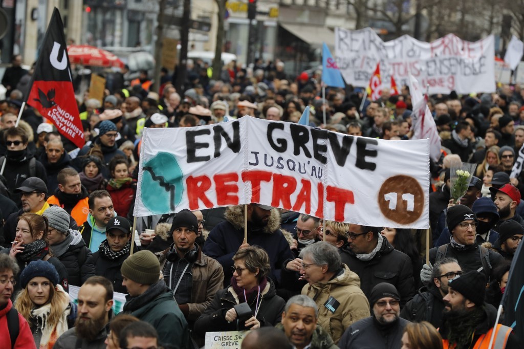 Miles de manifestantes se oponen a la reforma de las pensiones en París