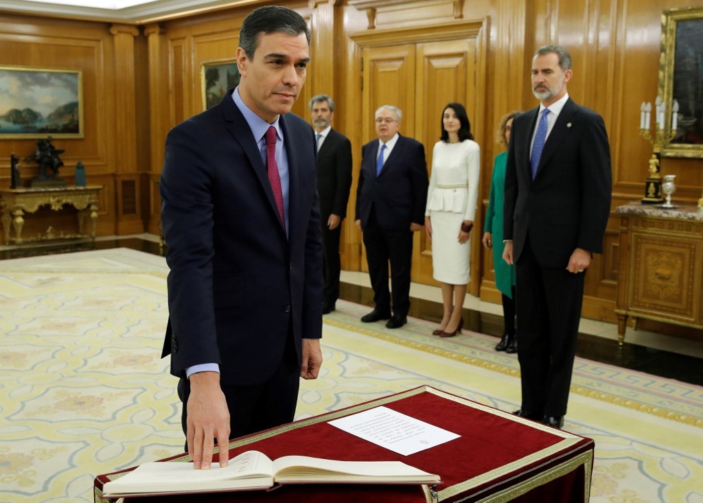 Pedro Sánchez asume como presidente de un gobierno de coalición en España