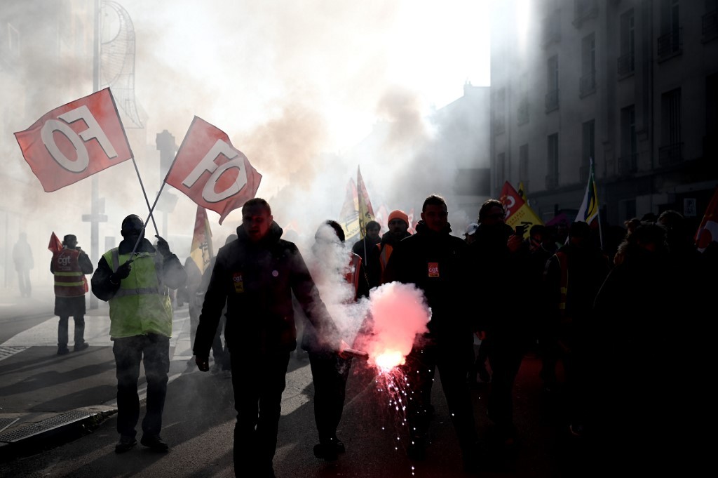 Oposición a la reforma de pensiones en Francia pierde fuerza pero se radicaliza