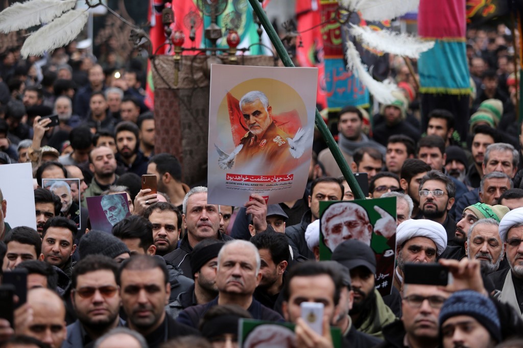 Miles de iraquíes piden venganza contra EE. UU. durante el funeral del general Soleimani