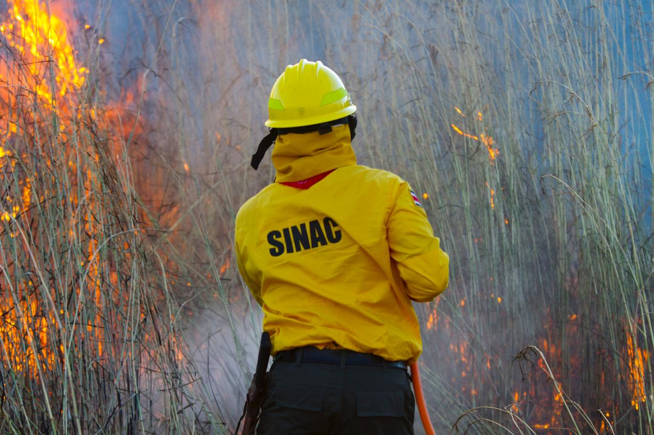 Recorte de presupuesto en el Sinac afectará atención de incendios forestales