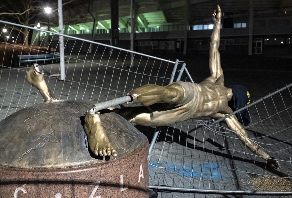 Vandalizan estatua de Ibrahimovic en Suecia
