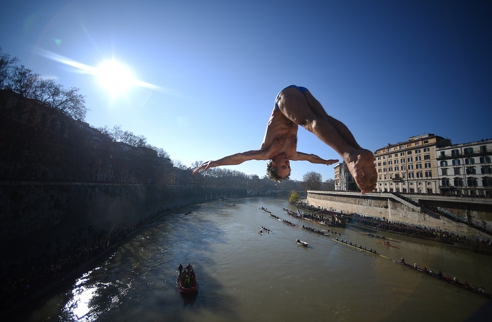 Italianos dieron el tradicional salto al río Tíber, para dar bienvenida al 2020