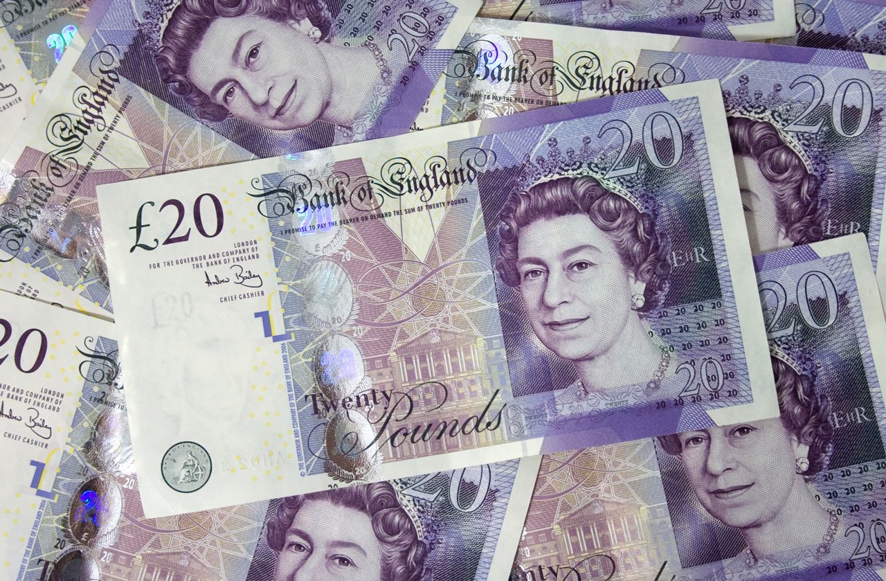 Policía resuelve misterioso caso de  la aparición de fajos de billetes en las calles de un pueblo inglés