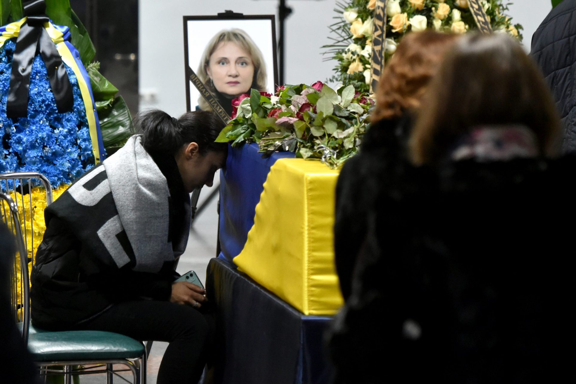 Lágrimas en aeropuerto de Kiev al llegar cuerpos de víctimas de accidente aéreo en Irán