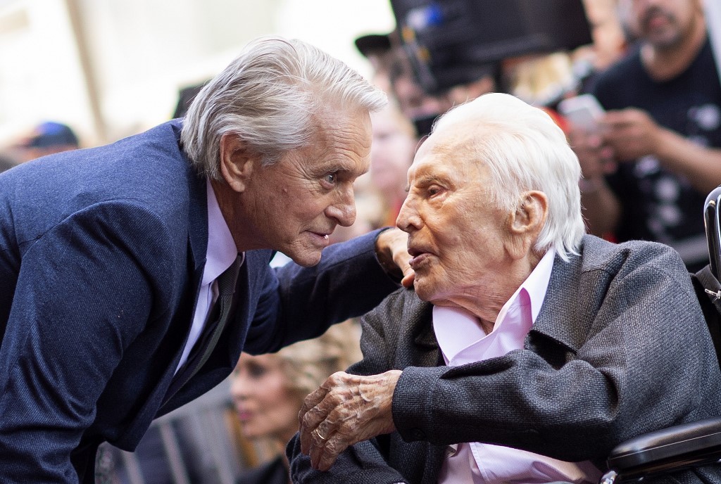 Leyenda del cine Kirk Douglas muere a los 103 años