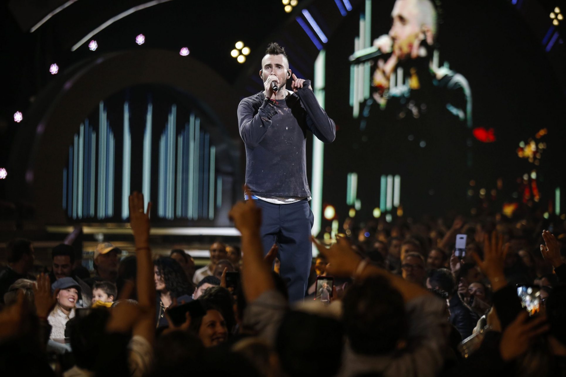 Insultos y desgano: la presentación de Maroon 5 en Chile; Adam Levine se disculpa