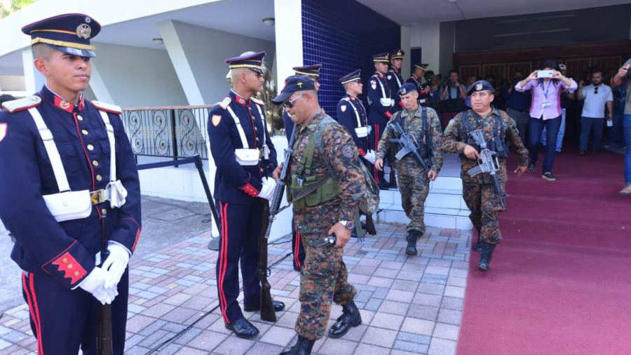 Militares cercan el Congreso salvadoreño en pleno pulso con el presidente Nayib Bukele