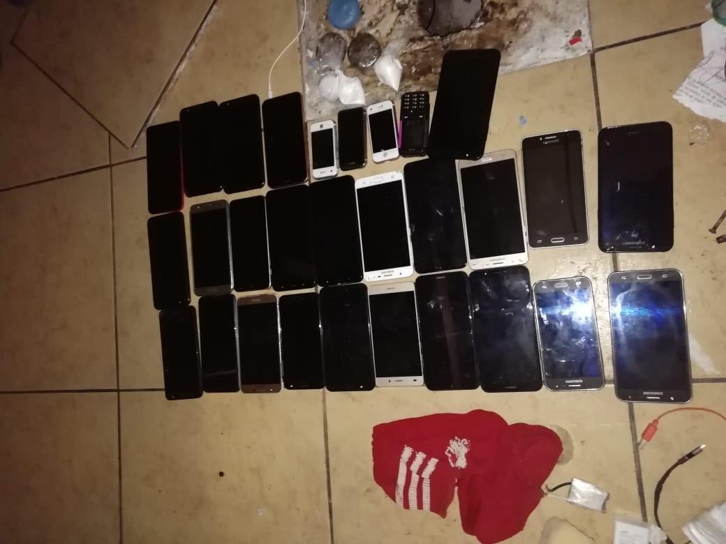 (Video) Hallan escondite subterráneo con 29 celulares, armas y droga en cárcel de Alajuela