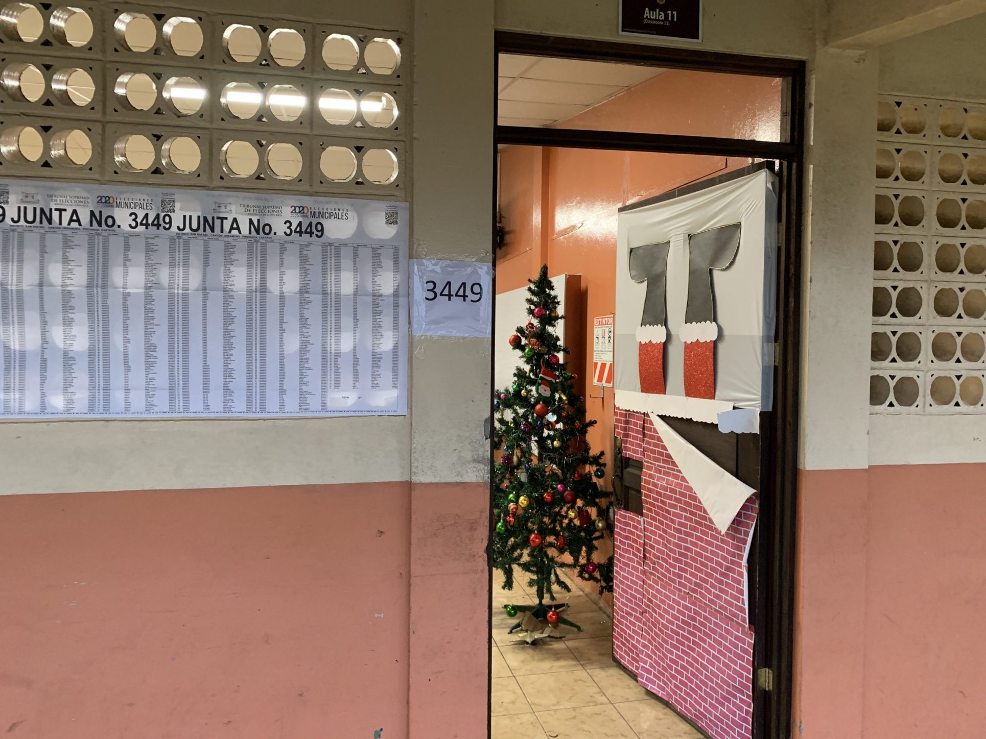 Cartago empezó a votar con ambiente navideño aún en las aulas