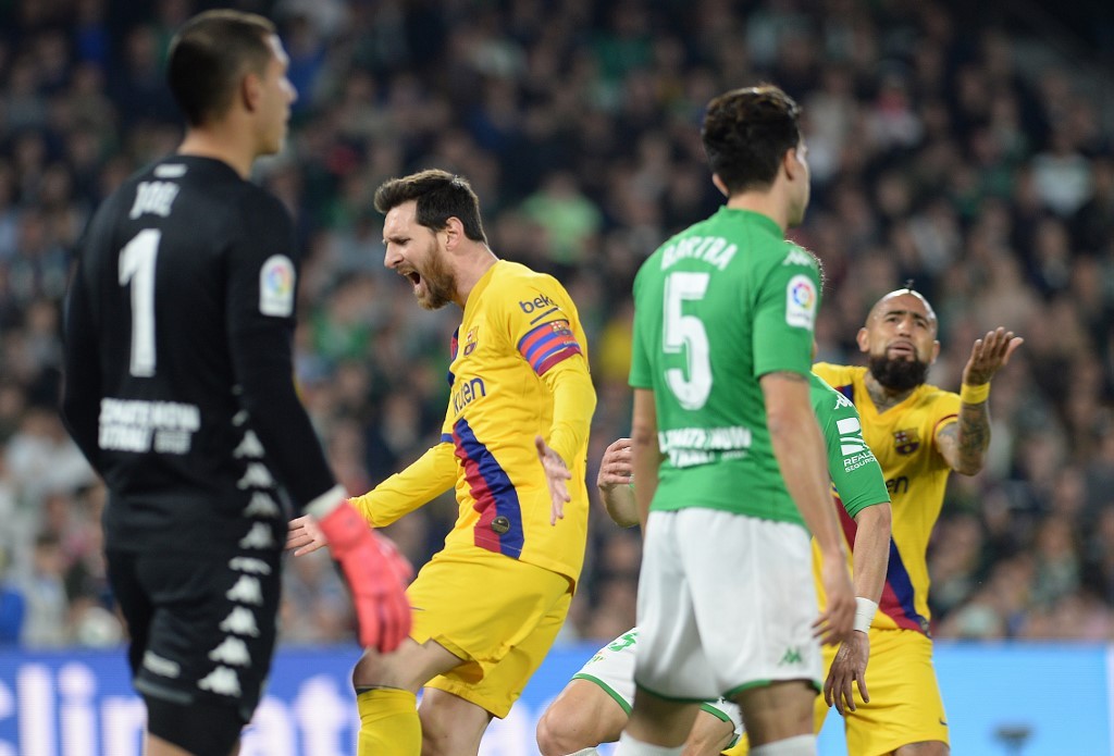 Real Madrid golea, Barcelona sufre pero sigue su paso