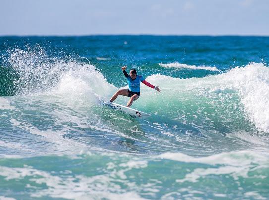 Surfista tica Brisa Hennessy se prepara en Australia y Nueva Zelanda para los Juegos Olímpicos