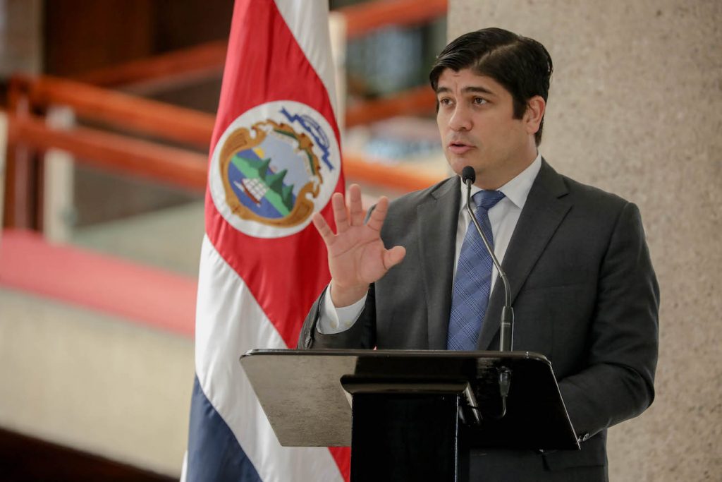 Presidente Alvarado arremete contra Contraloría por regla fiscal: “La interpretación le toca a los diputados”