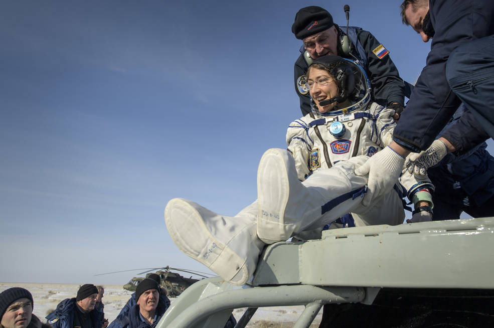 Astronauta de EE.UU. regresa a la Tierra tras batir el récord femenino de permanencia en el espacio