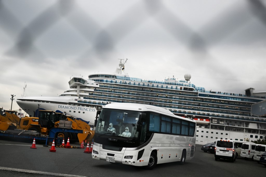 Transfieren a tierra a primeros pasajeros de crucero en cuarentena en Japón