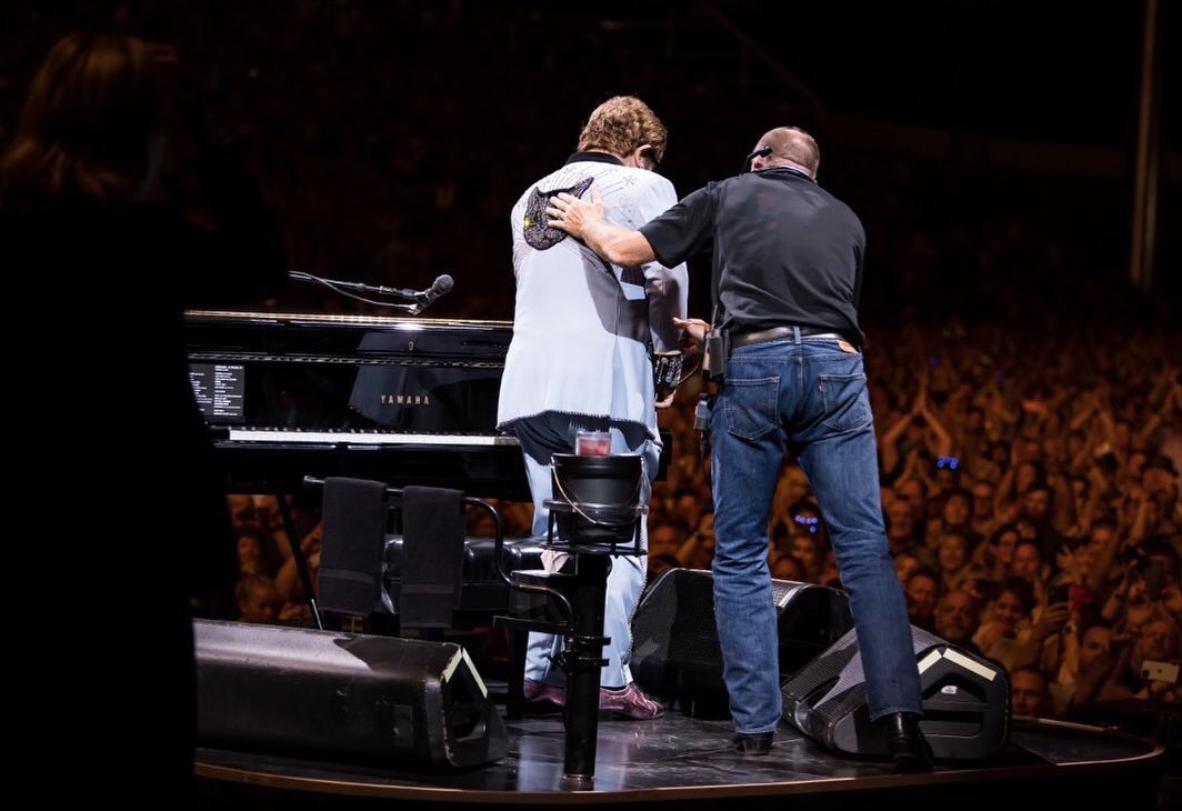 Neumonía obliga a Elton John a acortar un concierto en Nueva Zelanda