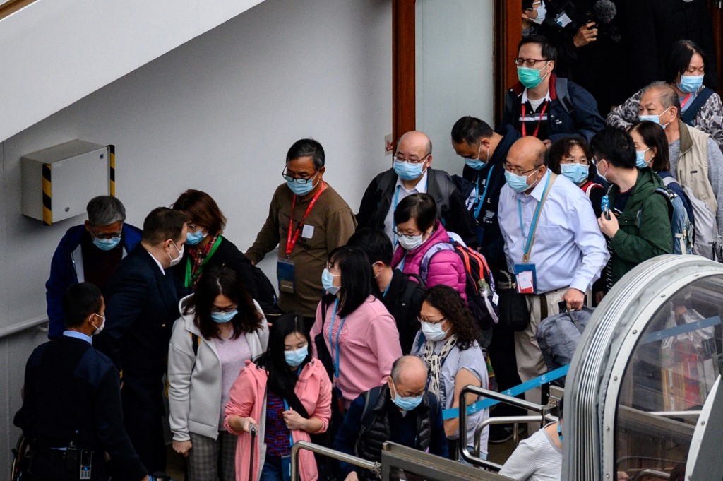 Levantan cuarentena a miles de personas confinadas en un barco en Hong Kong por nuevo coronavirus