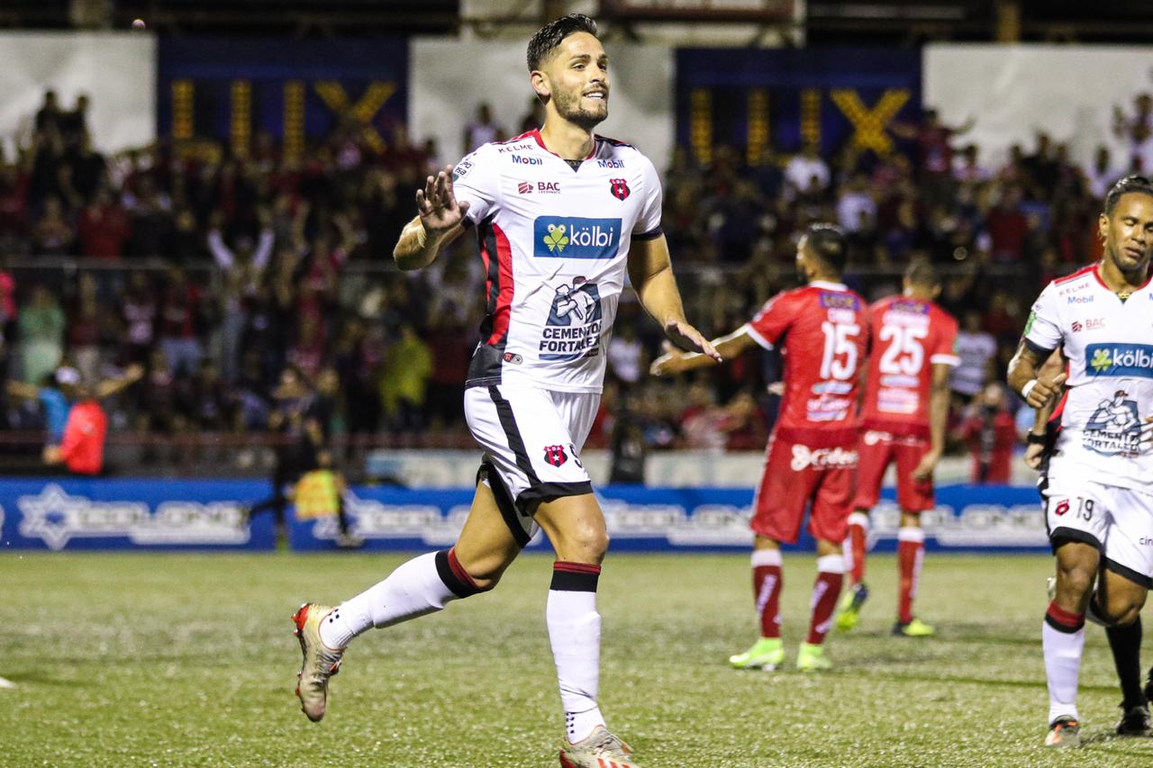 Liga gana de visita a Santos y consolida el tercer puesto