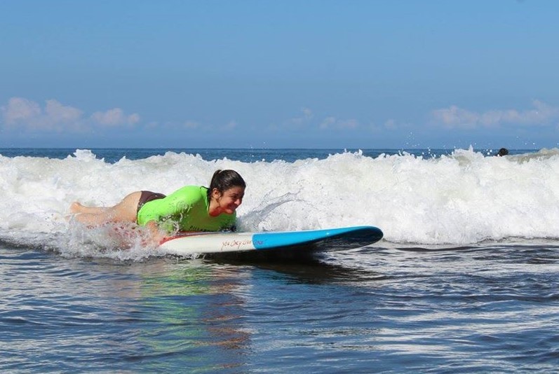 Estar en silla de ruedas no le impide a Natalia Vindas desafiar las olas y surfear