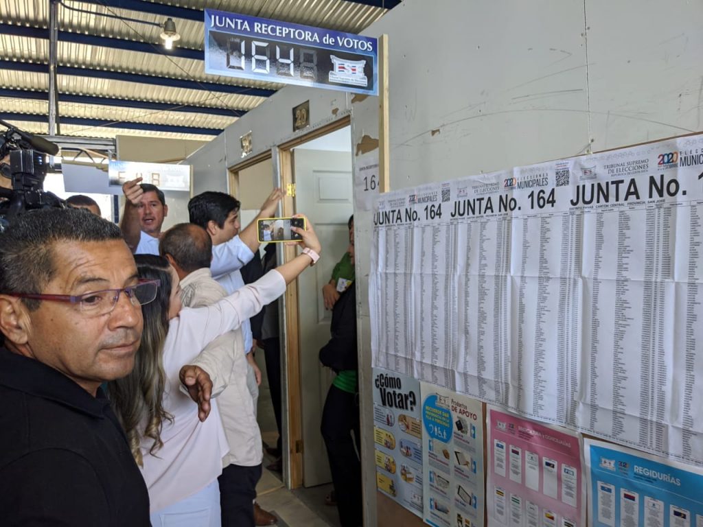 Por malas condiciones de escuela, presidente Alvarado y exmandatarios tuvieron que votar en una bodega