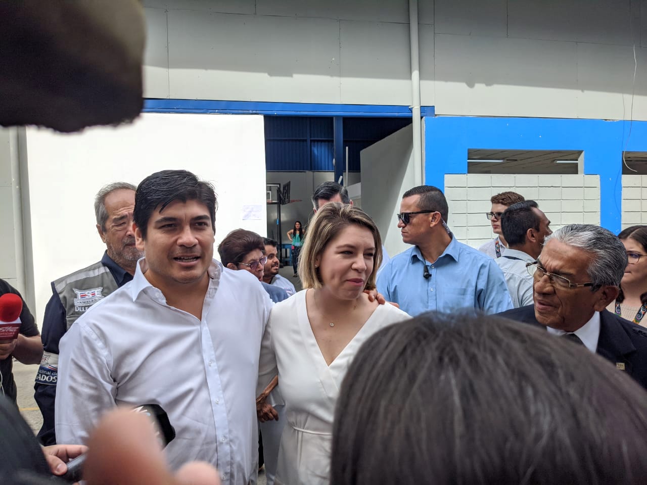 Presidente Alvarado votó entre reclamos y un llamado a acudir a las urnas