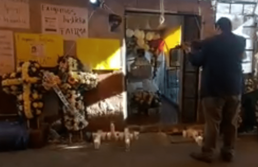 Video de violinista tocando frente al solitario ataúd de la niña Fátima se hace viral en México