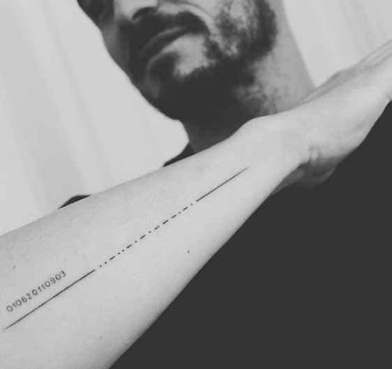 Actor Orlando Bloom descubre insólito error en su tatuaje tras publicarlo en redes sociales