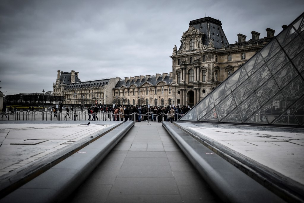 El Museo de Louvre no abrió sus puertas este domingo por el nuevo coronavirus