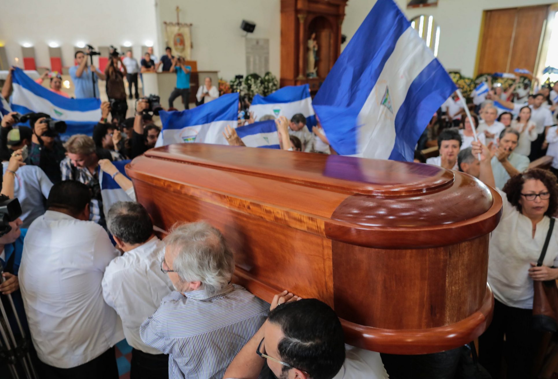 Con insultos, golpes y hasta robos, sandinistas profanaron misa de cuerpo presente de Ernesto Cardenal en Nicaragua